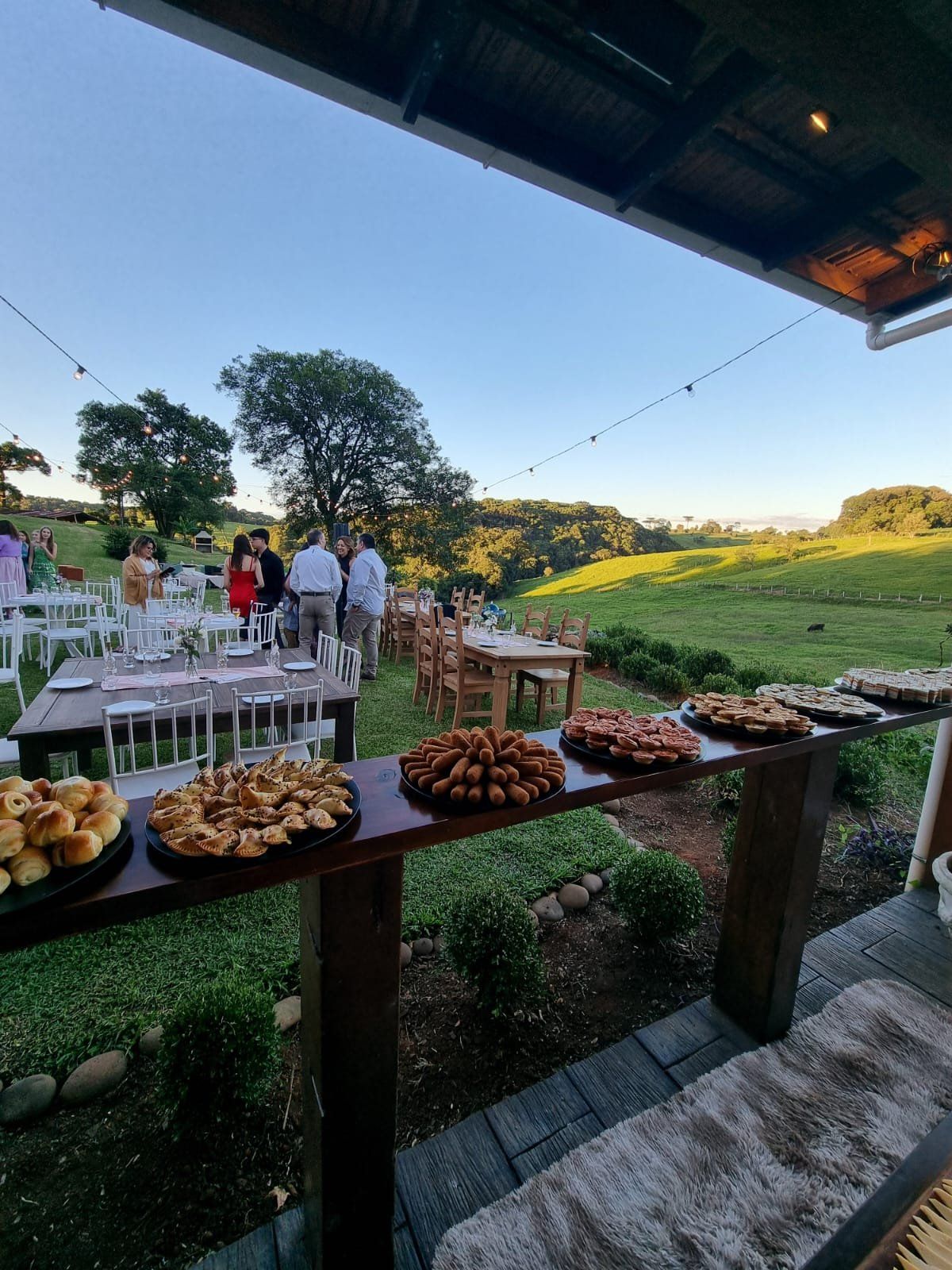 Mesa de aperitivos com vista para o vale ao entardecer