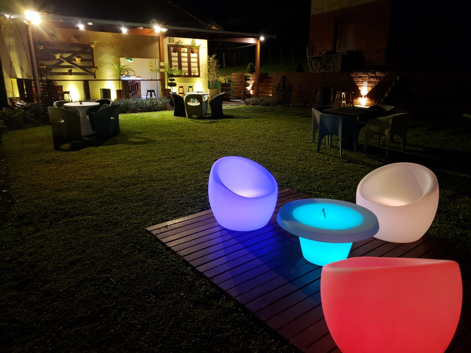 Poltronas iluminadas e bicicleta vintage