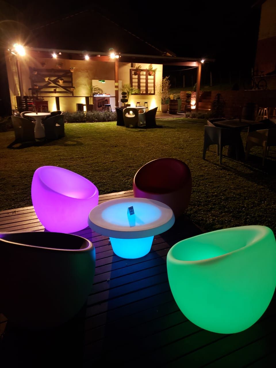 Poltronas LED no deck, ambiente de eventos