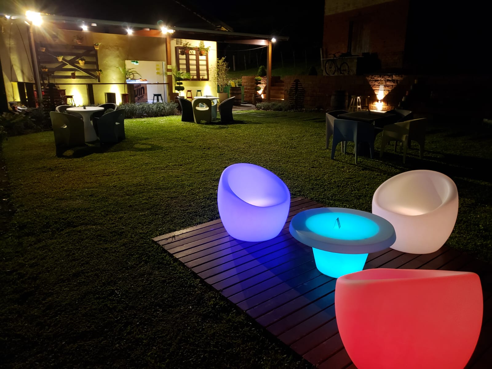 Poltronas iluminadas e bicicleta vintage