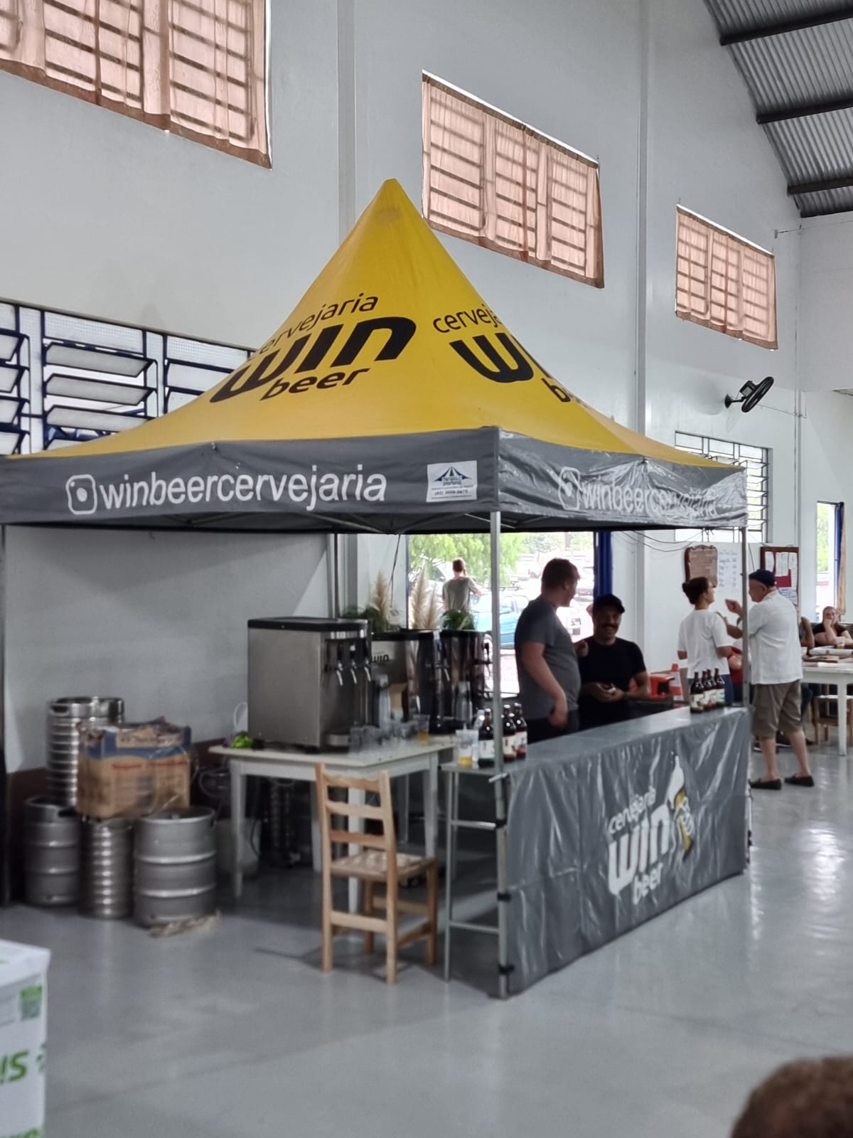 Tenda Win Beer servindo chopp em festa de comunidade