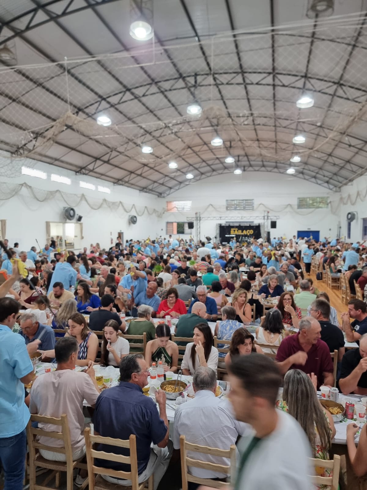 Pavilhão lotado em jantar de comunidade